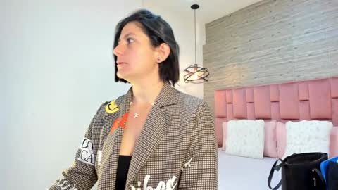 Sarah Deyvis online show from January 2025 01:47:02 PM