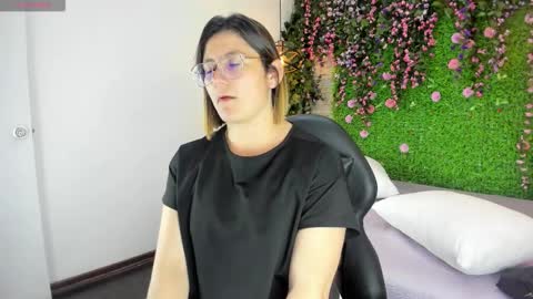 Sarah Deyvis online show from January 2026 04:00:01 PM