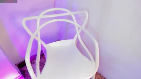 Sarahnovoa  online show from November 2025 05:39:01 PM