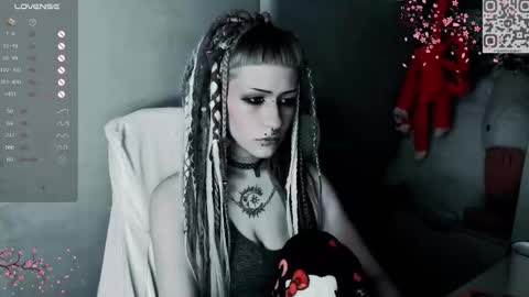 pronoun she. name Mary. age 21. online show from November 2025 05:59:01 PM