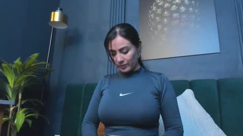 Scarlet Edwars online show from November 2025 08:31:01 PM