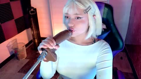 scarlet_gold online show from November 2025 04:35:01 AM