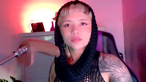 scarlet_gold online show from November 2025 10:57:02 PM