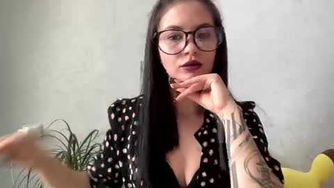 Snapshot of scarletpetal chatting on January 2025 06:20:02 AM scarletpetal online show from January 2025 06:20:02 AM