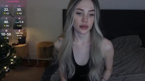 Snapshot of seduced_by_sara chatting on December 2024 10:14:02 PM Sara online show from December 2024 10:14:02 PM