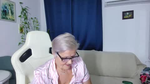 Selenna online show from November 2025 06:43:02 PM