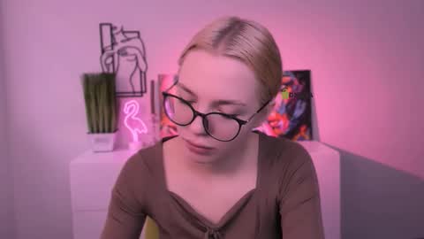 Snapshot of sendi_cais chatting on November 2025 07:47:01 AM Sendi online show from November 2025 07:47:01 AM