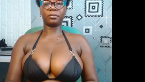 Snapshot of sexy_pearl12 chatting on December 2024 06:28:02 PM zoe online show from December 2024 06:28:02 PM