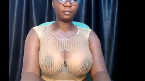 Snapshot of sexy_pearl12 chatting on February 2025 06:49:02 AM zoe online show from February 2025 06:49:02 AM