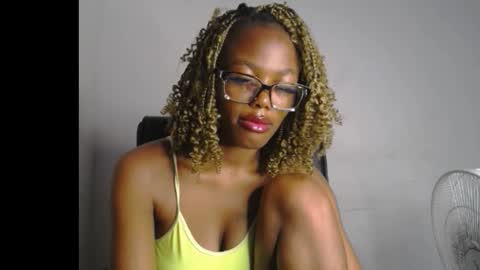 Snapshot of sexyslim_ebony chatting on February 2026 07:15:02 AM Darkskinned Rae online show from February 2026 07:15:02 AM