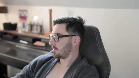 Snapshot of shape80 chatting on November 2025 08:47:02 AM frenchy boy online show from November 2025 08:47:02 AM