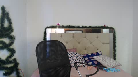 Snapshot of sharlotte__jones chatting on January 2025 05:31:01 PM Sara online show from January 2025 05:31:01 PM