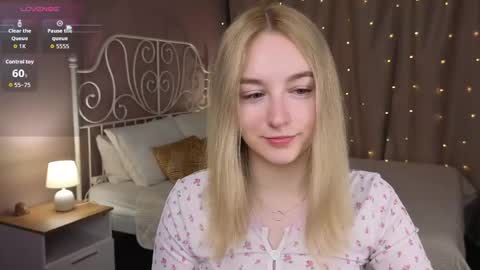 Snapshot of shy__polly chatting on May 2026 12:05:01 AM Polly online show from May 2026 12:05:01 AM