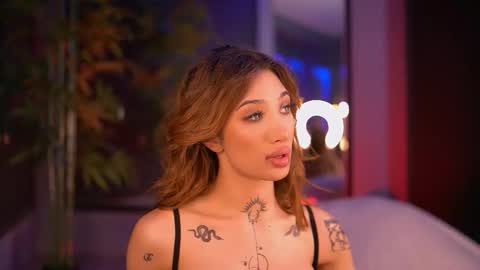 Sienna online show from November 2025 06:40:02 PM