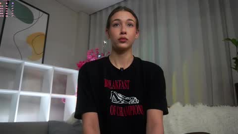 Snapshot of signehinz chatting on September 2025 11:48:01 AM Eva online show from September 2025 11:48:01 AM