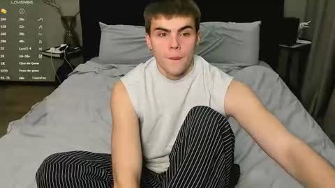 Snapshot of simonwnl chatting on June 2026 07:08:01 PM Simon online show from June 2026 07:08:01 PM