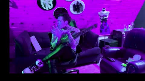 Snapshot of siphonophorstrings chatting on November 2025 03:34:01 AM Dustbunnyfoofoo online show from November 2025 03:34:01 AM