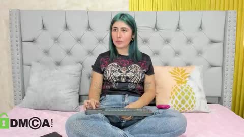 Snapshot of skarlet04 chatting on November 2025 06:32:01 PM Skarlet online show from November 2025 06:32:01 PM