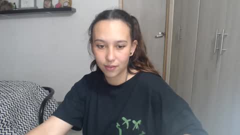 Snapshot of skarlet_adams chatting on December 2024 01:58:01 AM Alice online show from December 2024 01:58:01 AM