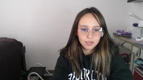Snapshot of skarlet_adams chatting on March 2025 08:59:01 PM Alice online show from March 2025 08:59:01 PM