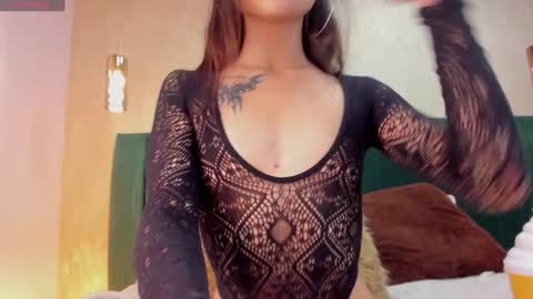 Snapshot of skinnydoll_1 chatting on January 2025 02:04:01 PM Mila online show from January 2025 02:04:01 PM