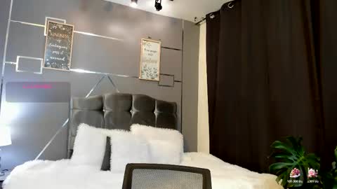 Snapshot of sky_jules chatting on November 2025 03:06:02 AM Daniel online show from November 2025 03:06:02 AM