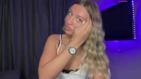 Snapshot of skyffi chatting on October 2025 08:40:02 PM GARRY AND SOPHIA online show from October 2025 08:40:02 PM