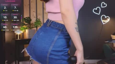 Snapshot of slow_flower chatting on October 2025 12:50:01 PM Emilia online show from October 2025 12:50:01 PM