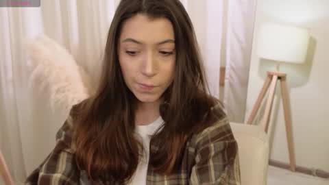 Snapshot of slow_flower chatting on November 2025 12:08:02 PM Emilia online show from November 2025 12:08:02 PM