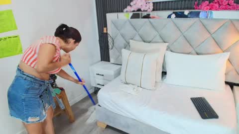 Snapshot of slut_milf_ chatting on April 2026 08:43:01 AM slut_milf_ online show from April 2026 08:43:01 AM
