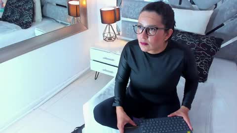 Snapshot of slut_milf_ chatting on May 2026 04:01:02 PM slut_milf_ online show from May 2026 04:01:02 PM