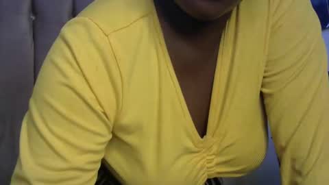 smiley_berry online show from November 2025 03:39:01 AM