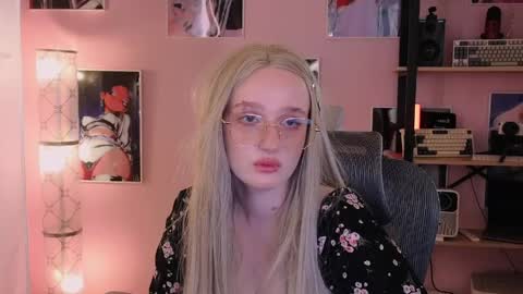 Snapshot of snowflakeskitty chatting on June 2026 05:10:01 AM Ellie online show from June 2026 05:10:01 AM