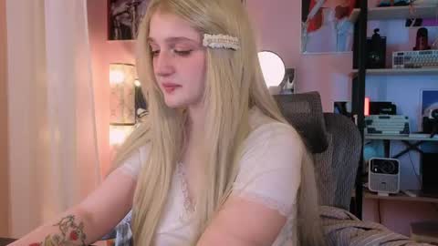 Snapshot of snowflakeskitty chatting on June 2026 05:36:02 AM Ellie online show from June 2026 05:36:02 AM