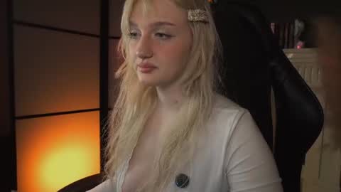 Snapshot of snowflakeskitty chatting on June 2026 05:45:02 AM Ellie online show from June 2026 05:45:02 AM