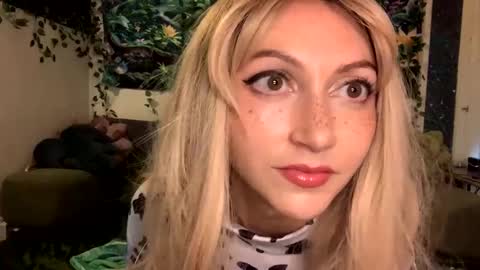 Snapshot of solshimmer chatting on October 2025 05:39:02 AM solshimmer online show from October 2025 05:39:02 AM