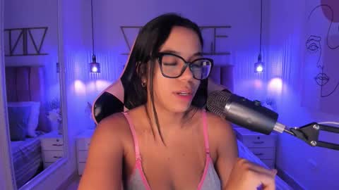 Snapshot of sophiaahill chatting on November 2025 08:00:01 PM Sophie Hill online show from November 2025 08:00:01 PM