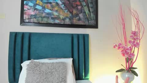 sophiacolliins online show from October 2025 12:16:02 PM