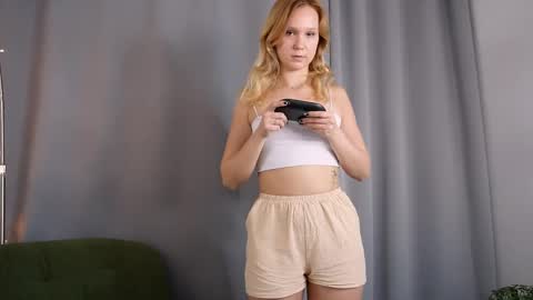 Snapshot of sophie_blossom_ chatting on April 2026 02:03:02 PM Sophia online show from April 2026 02:03:02 PM