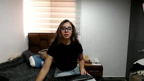 sophie_fox2 online show from May 2026 07:40:02 PM