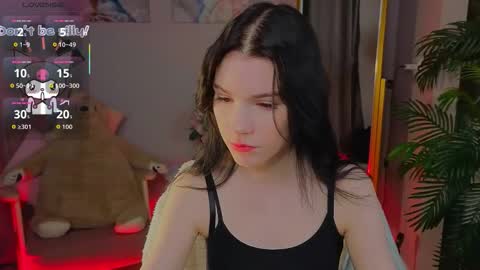 sophie_nomenal_ online show from October 2025 01:44:01 PM