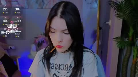 sophie_nomenal_ online show from October 2025 01:46:02 PM