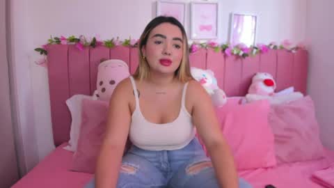 Snapshot of sophiee_rosee chatting on April 2026 08:17:01 PM sophiee rosee online show from April 2026 08:17:01 PM