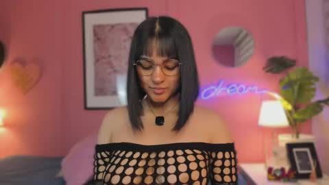 Snapshot of soysaraa_ chatting on May 2026 05:04:01 AM Aleja online show from May 2026 05:04:01 AM