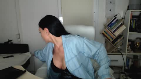 Carla online show from October 2025 04:07:02 PM
