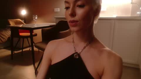 Elizabeth online show from October 2025 06:42:02 PM