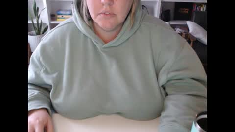 Snapshot of squirtymilfjess chatting on March 2025 04:24:01 PM Messi Jessi online show from March 2025 04:24:01 PM