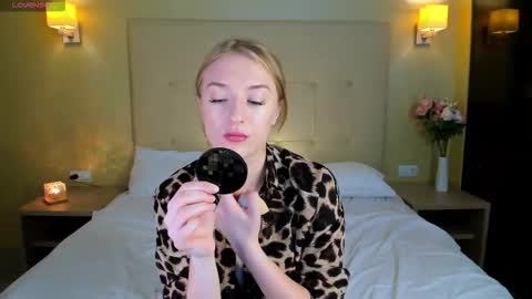 Stacy Mon Tue Wed Thu Fri Sun GMT GMT 3 1000am - 0400pm  online show from November 2025 09:30:01 AM