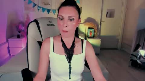 Snapshot of steaflers_mom chatting on October 2025 07:06:01 AM steaflers_mom online show from October 2025 07:06:01 AM