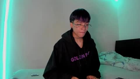 Snapshot of submissive_boyy_ chatting on February 2025 03:52:01 PM nico online show from February 2025 03:52:01 PM